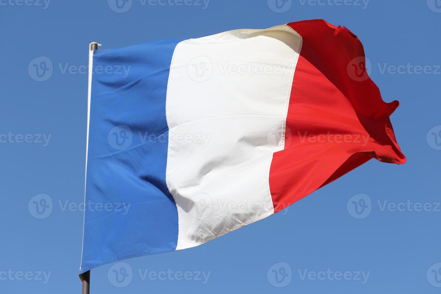 drapeau français flottant sur un mât photo