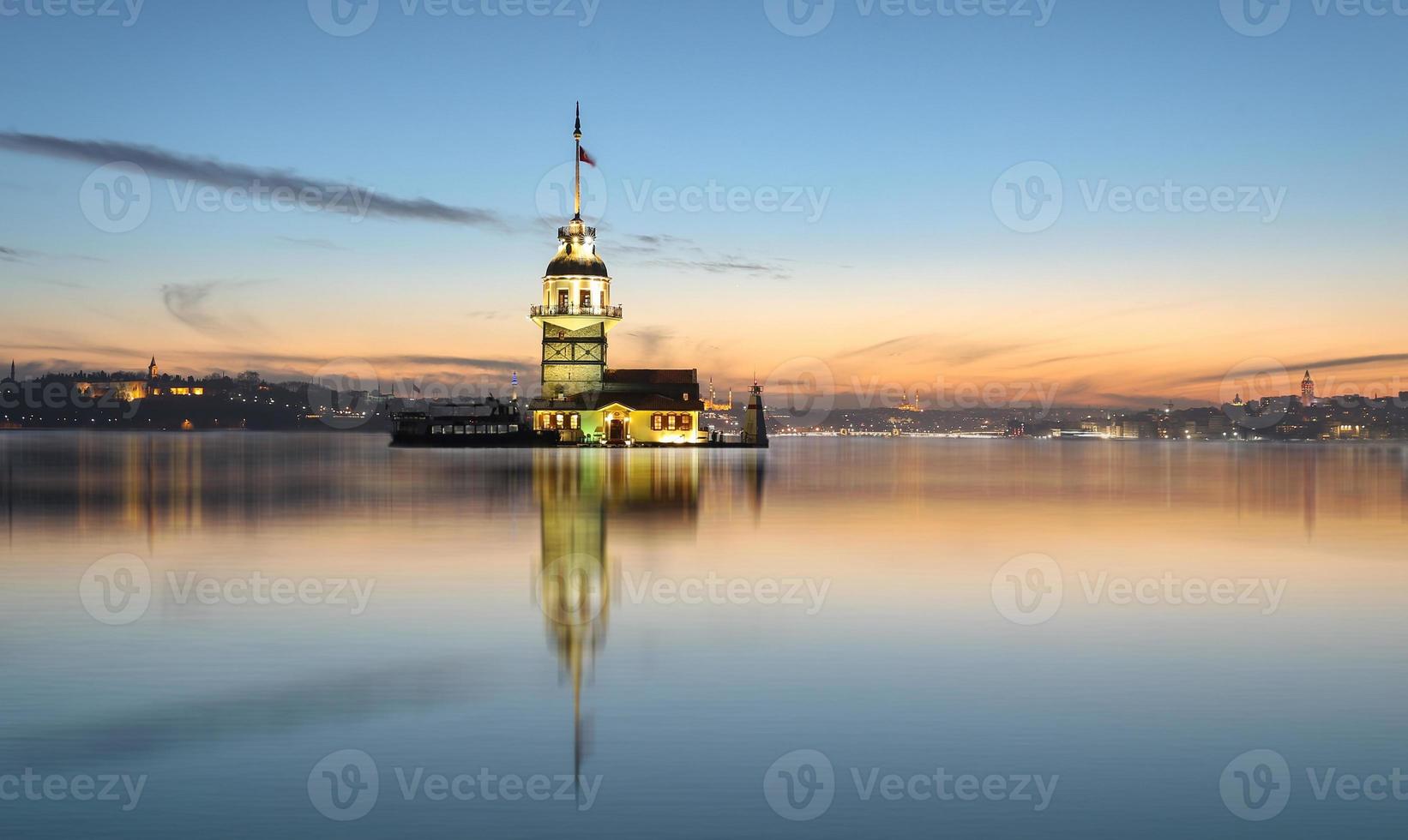 tour de la jeune fille à istanbul, turquie photo