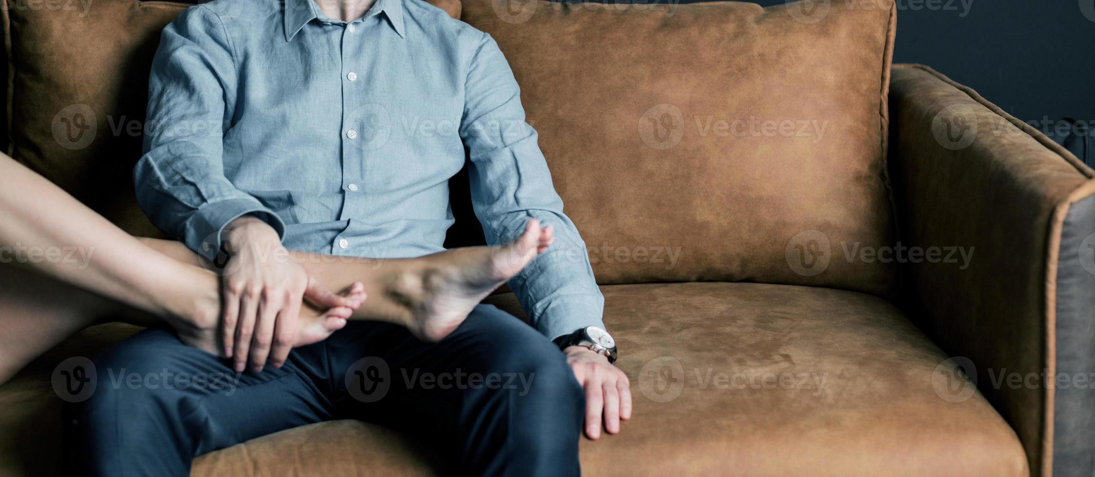 homme près de belles longues jambes féminines. photo