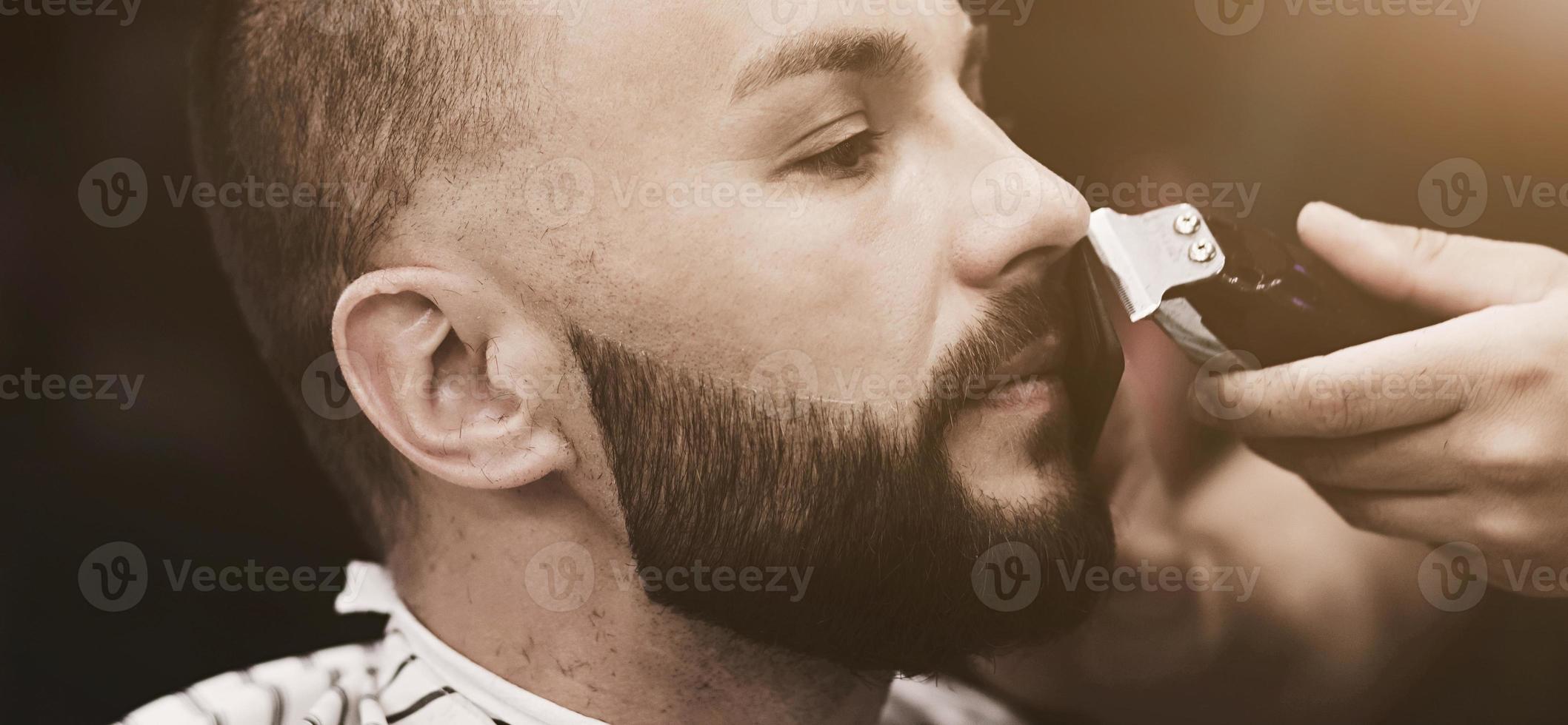 homme barbu se fait couper les cheveux à la barbe photo