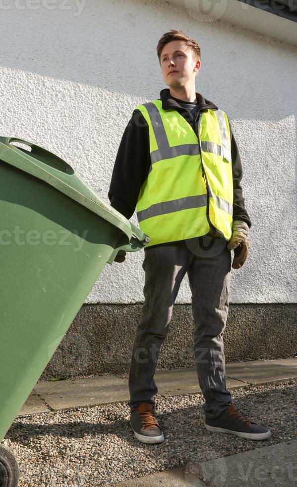 binman enlever les ordures - tirer une poubelle verte photo