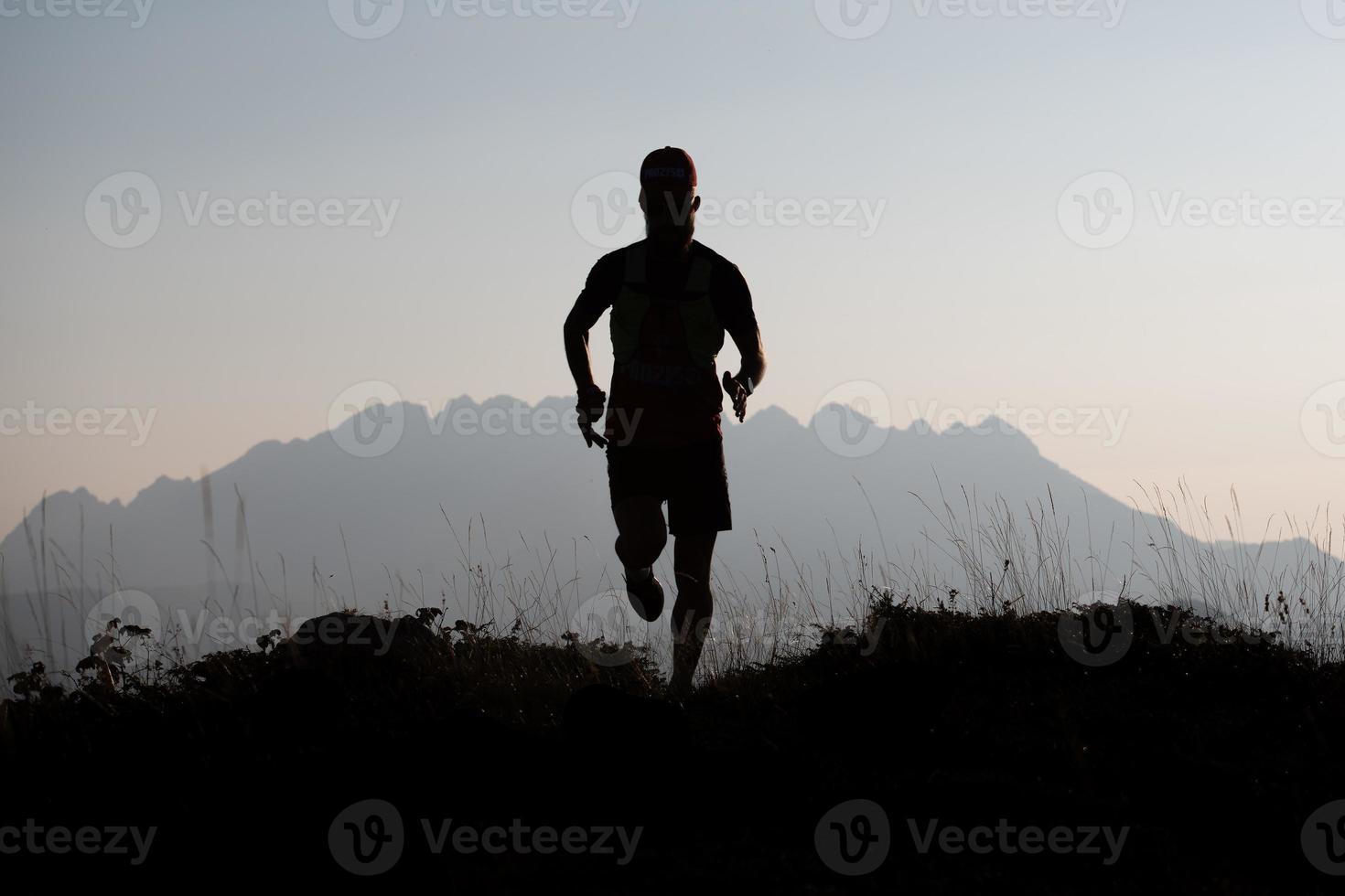 coureur de montagne en silhouette dans un paysage suggestif photo