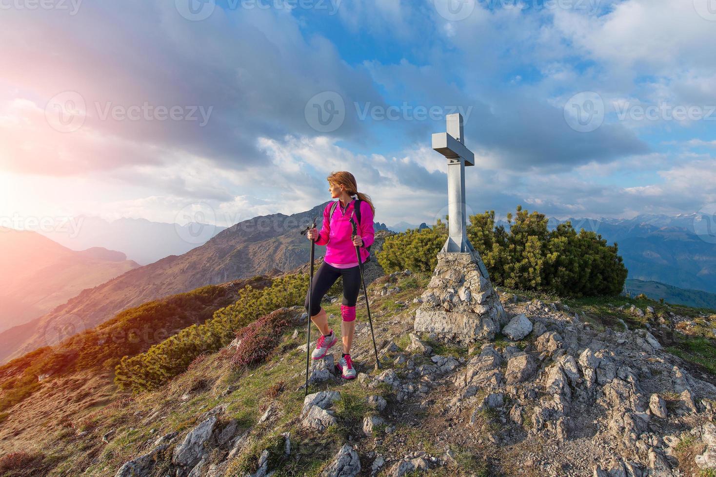 femme seule au sommet de la montagne photo