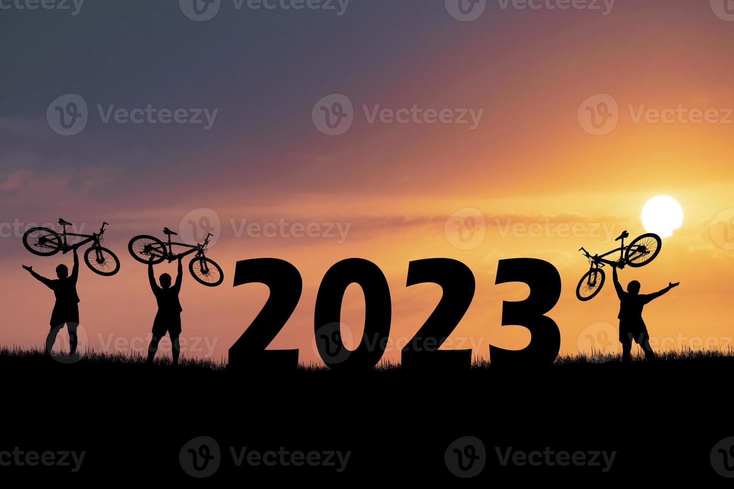 touristes aventureux à vélo transportant des vélos sur des obstacles. bonne année 2023 photo