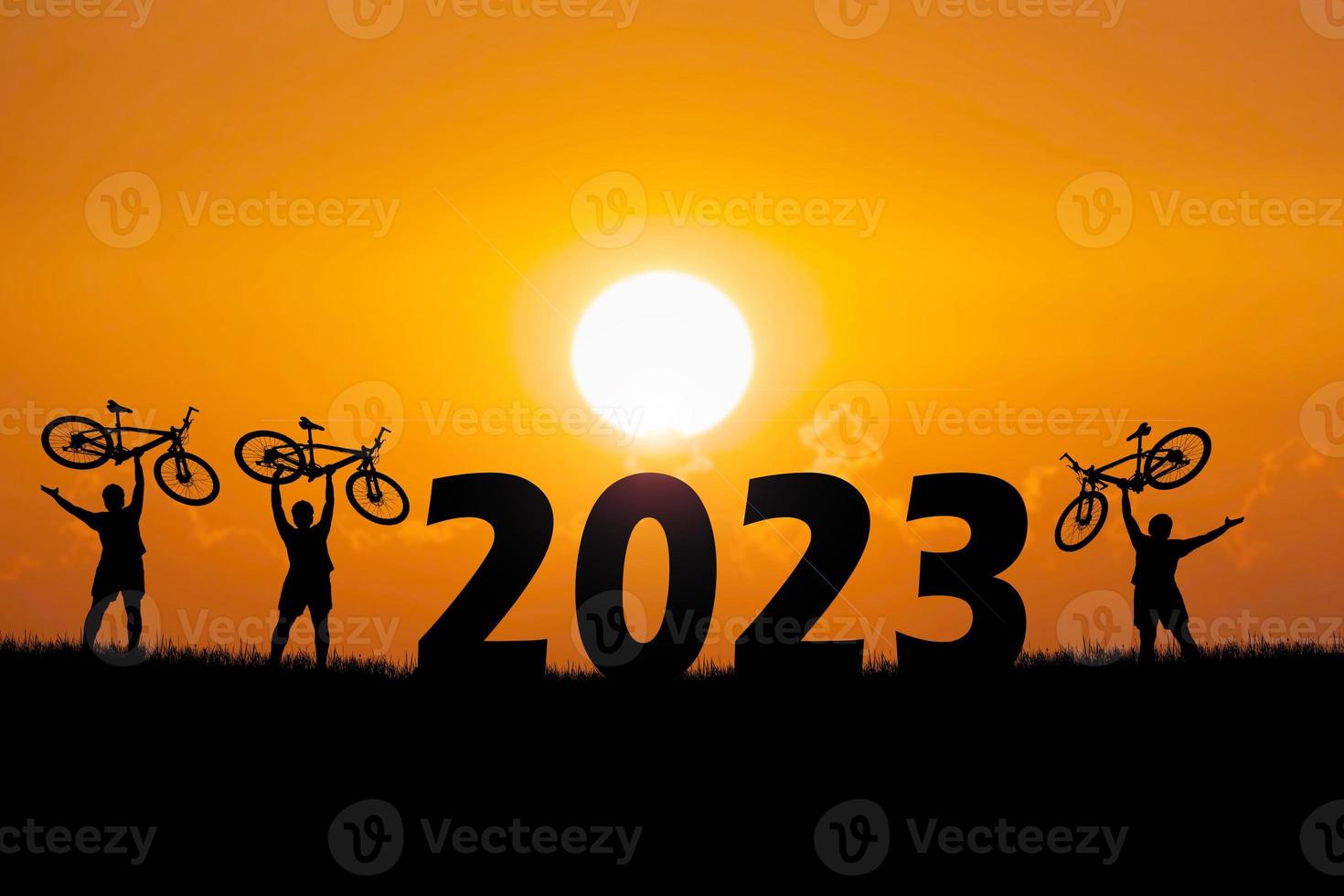 touristes aventureux à vélo transportant des vélos sur des obstacles. bonne année 2023 photo