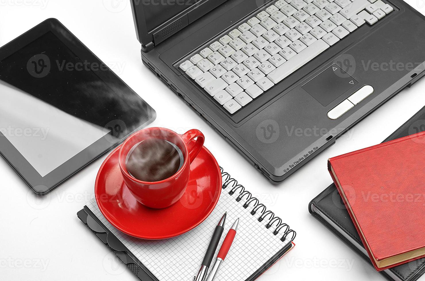 ordinateur portable et fournitures de bureau sur blanc photo
