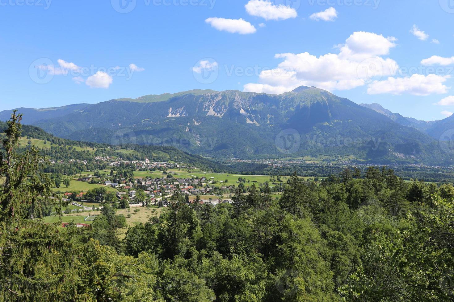 les alpes sont une grande et longue chaîne de montagnes en europe photo