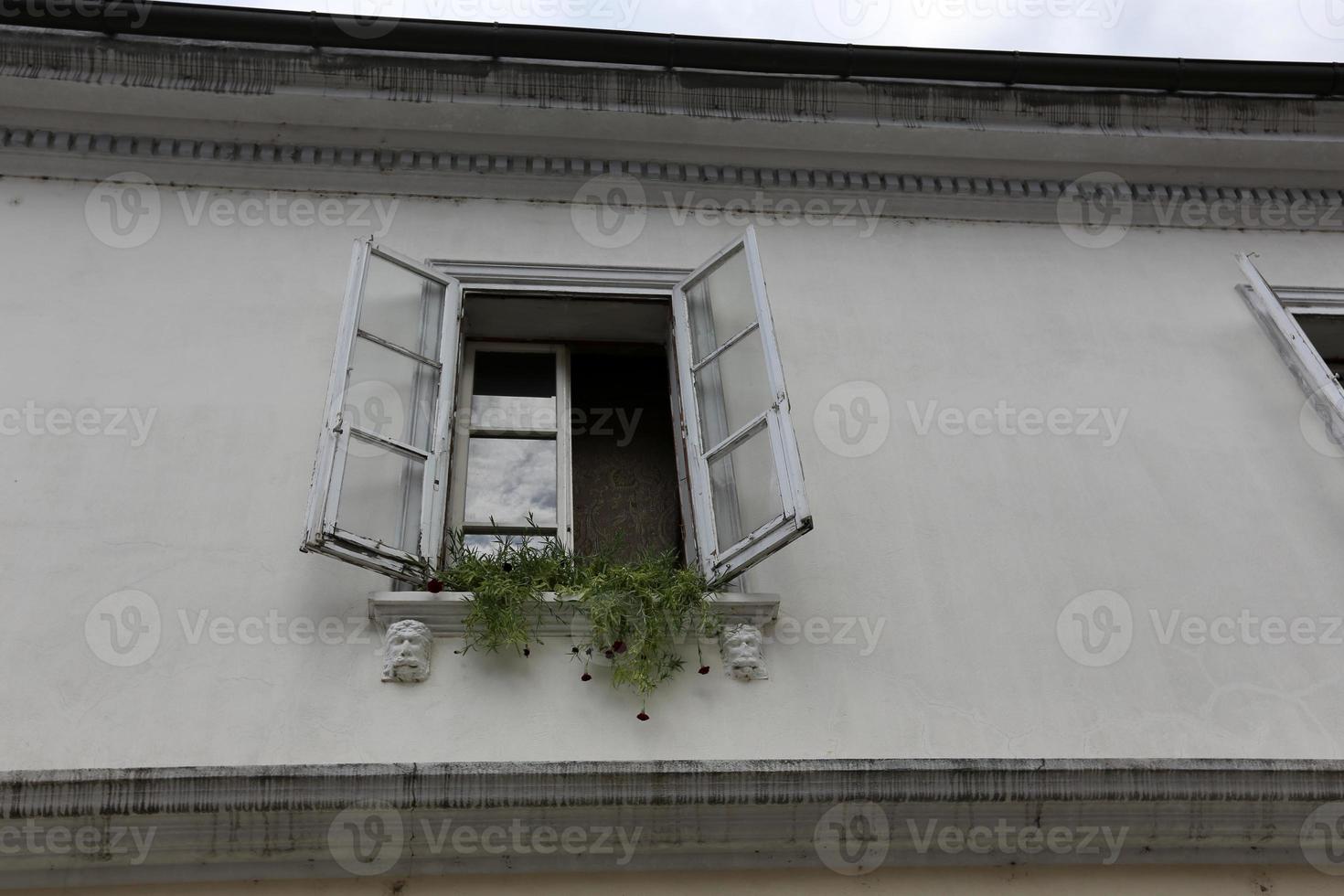 petite fenêtre dans la grande ville photo