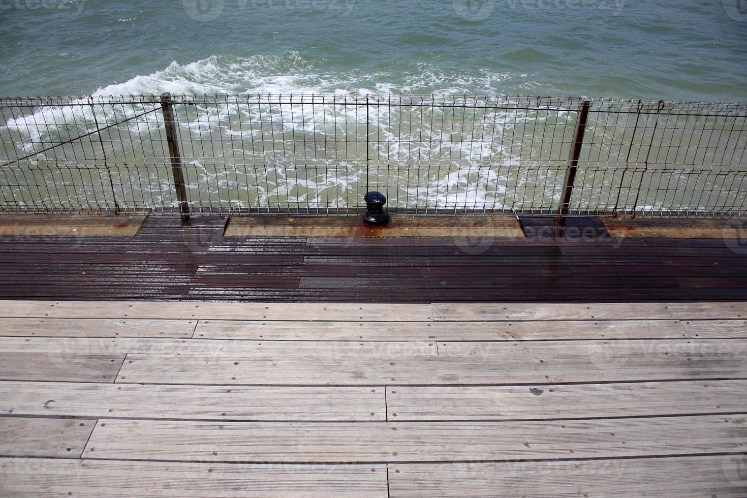 clôture dans un parc de la ville sur la mer méditerranée en israël photo