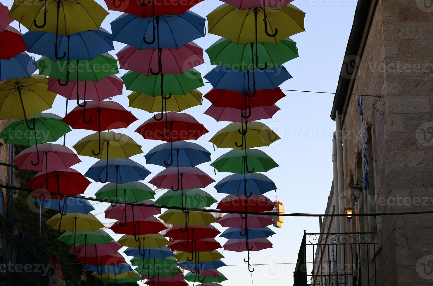 parapluie pour protéger le soleil dans un parc de la ville en israël photo