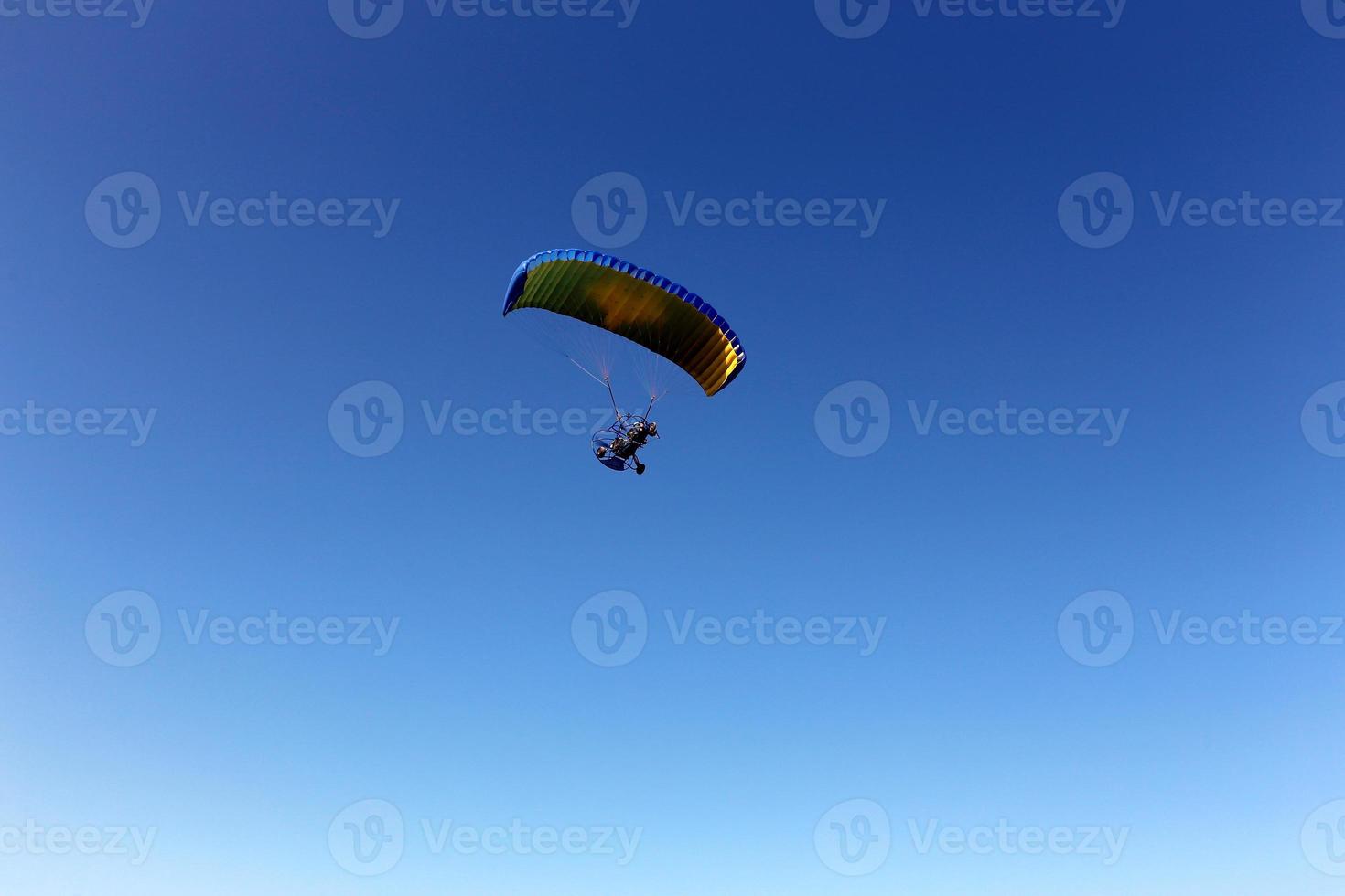 un parapente survole la mer méditerranée dans le nord d'israël photo