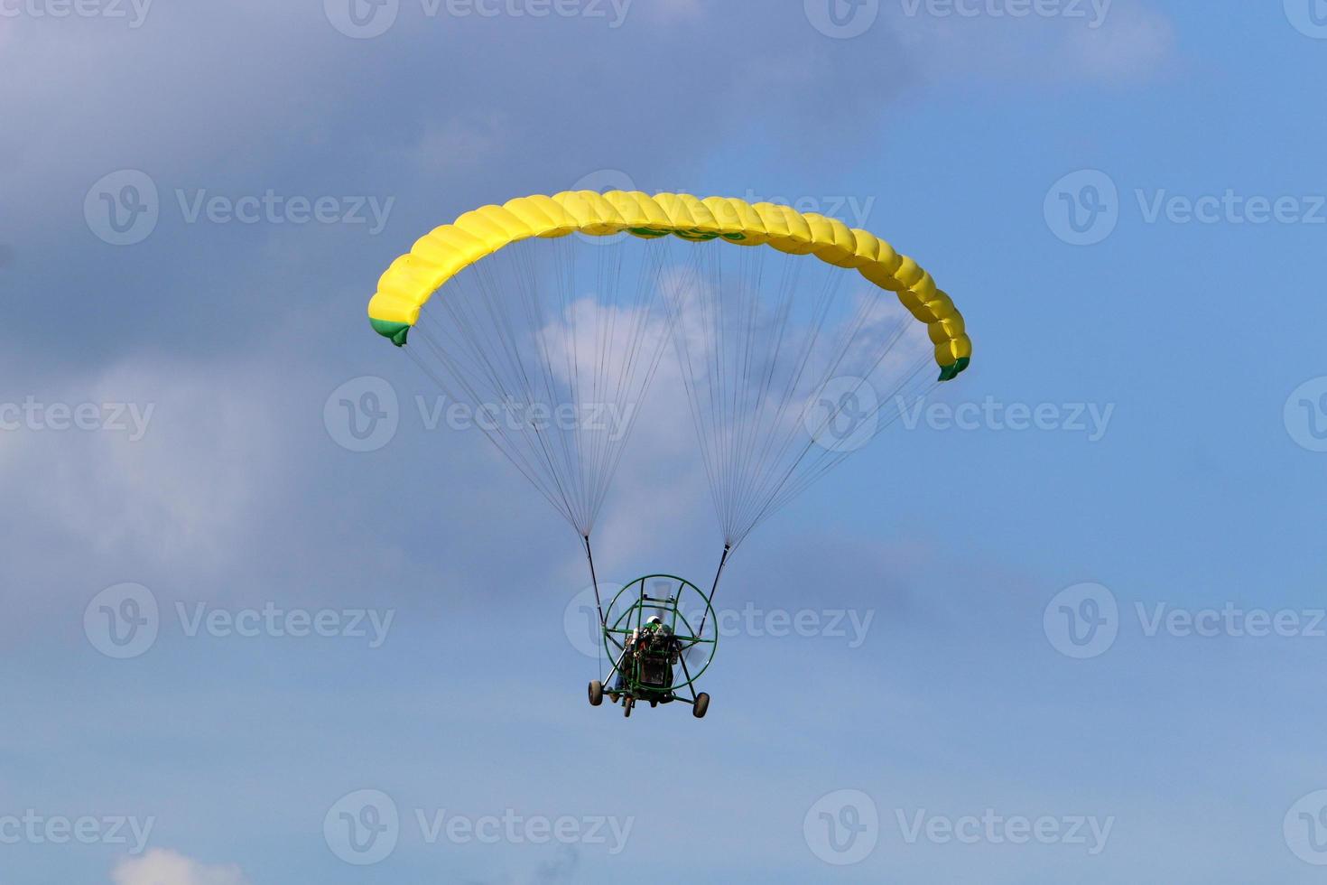 un parapente survole la mer méditerranée dans le nord d'israël photo