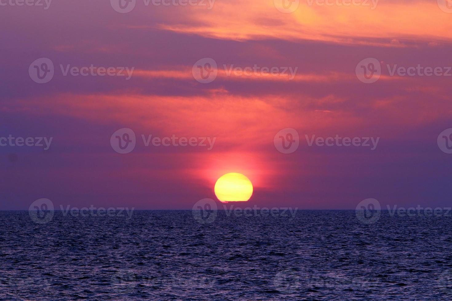 coucher de soleil coloré en fin de journée. photo