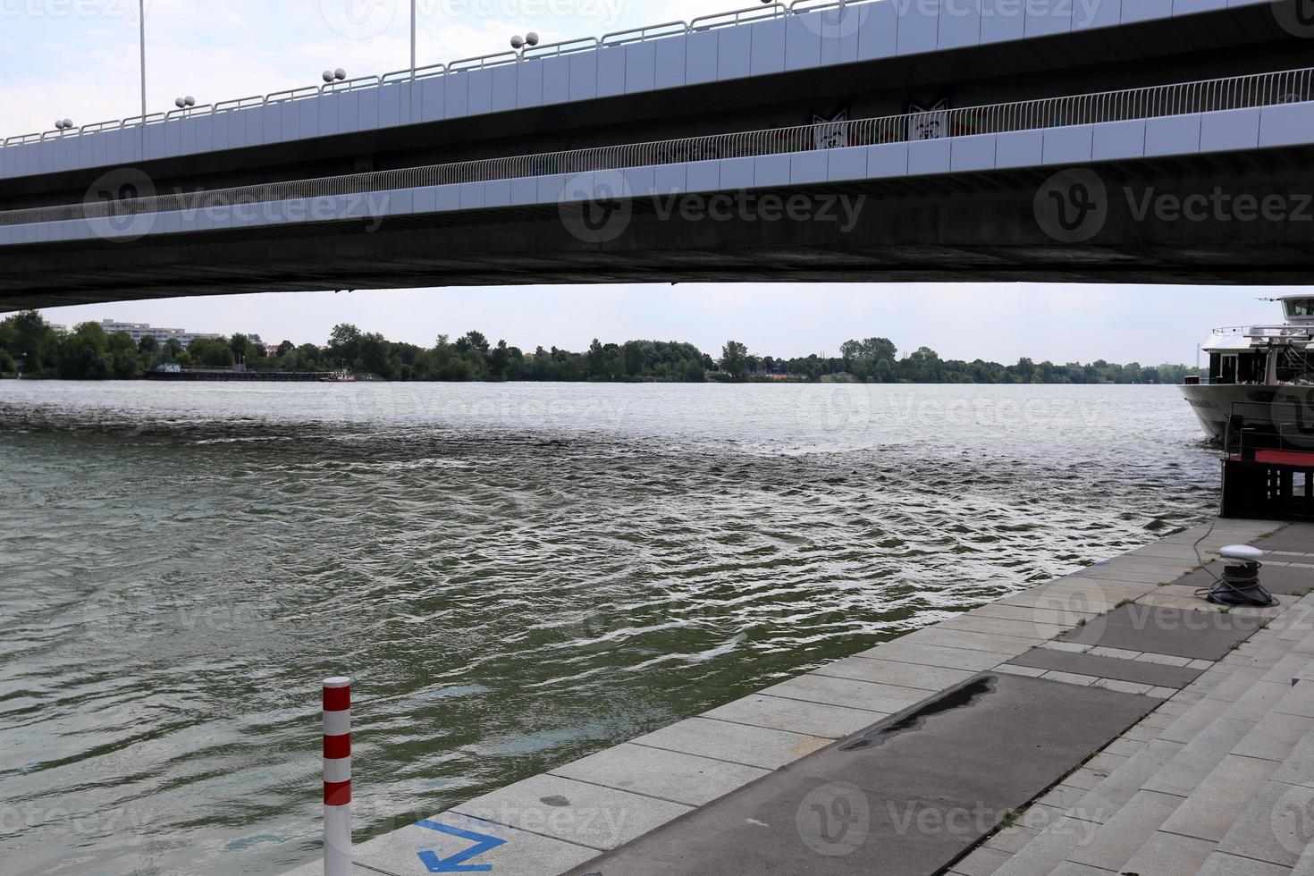 Danube à plein débit dans la capitale autrichienne vienne photo