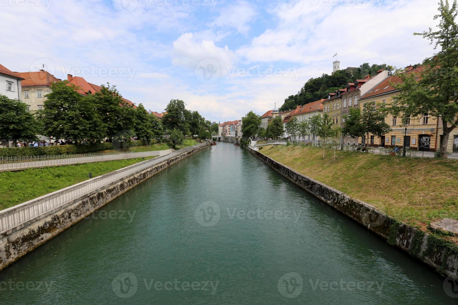 la rivière ljubljanica traverse la capitale de la slovénie, la ville de ljubljana. photo