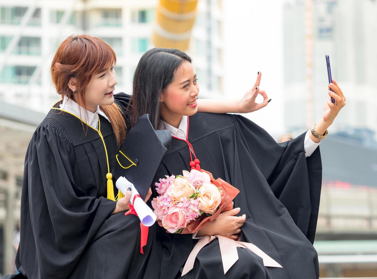 jeune couple femme portrait souriant et selfie photo le jour de sa remise des diplômes