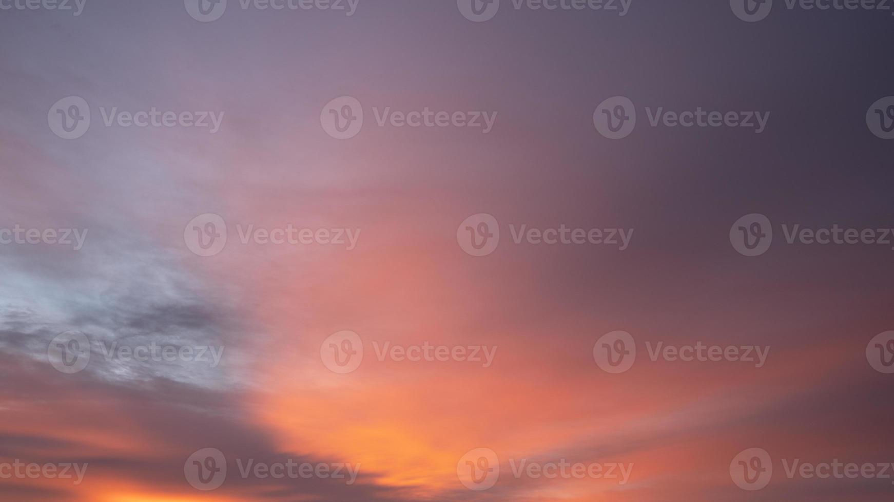 ciel avec des nuages rouges photo