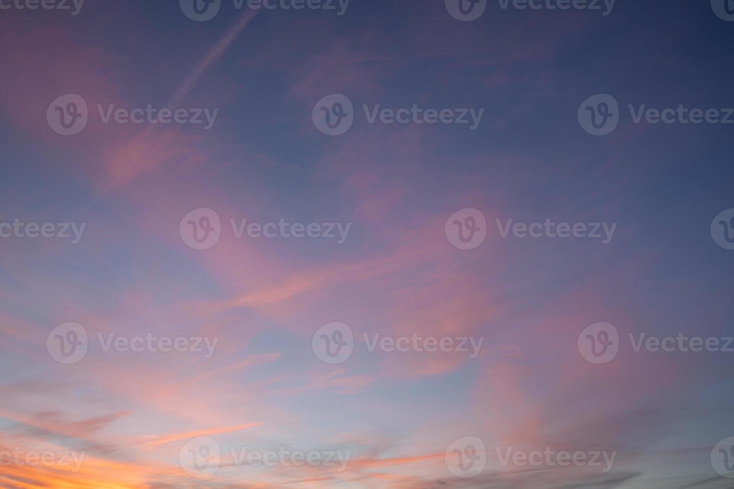 ciel avec des nuages rouges photo