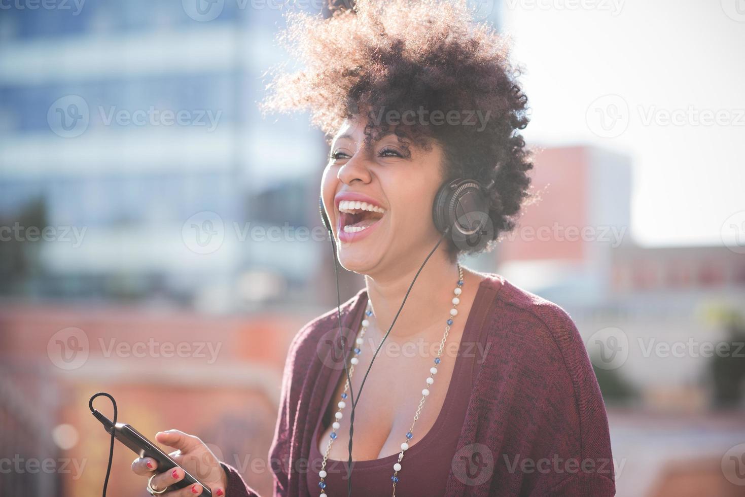 beau, cheveux bouclés noirs, femme africaine, écoute, musique, à, il photo