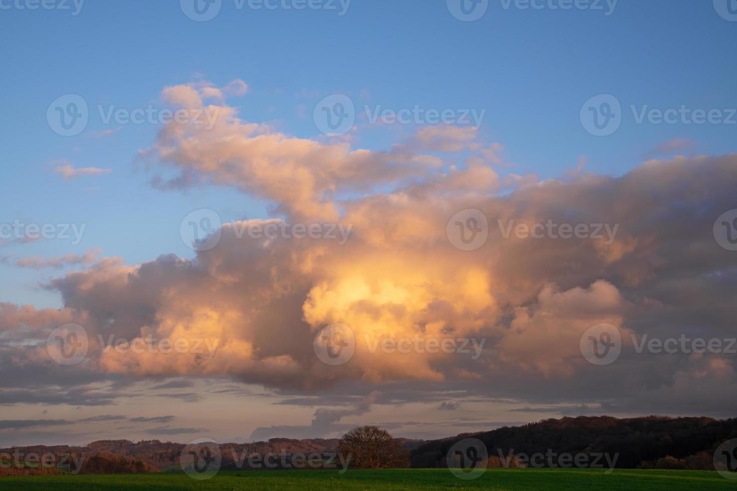 paysage avec des nuages aux couleurs pastel photo