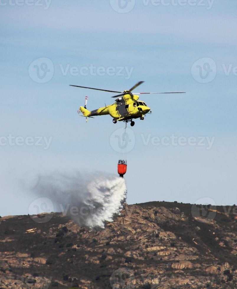 lutte contre les incendies d'hélicoptères sur la montagne photo
