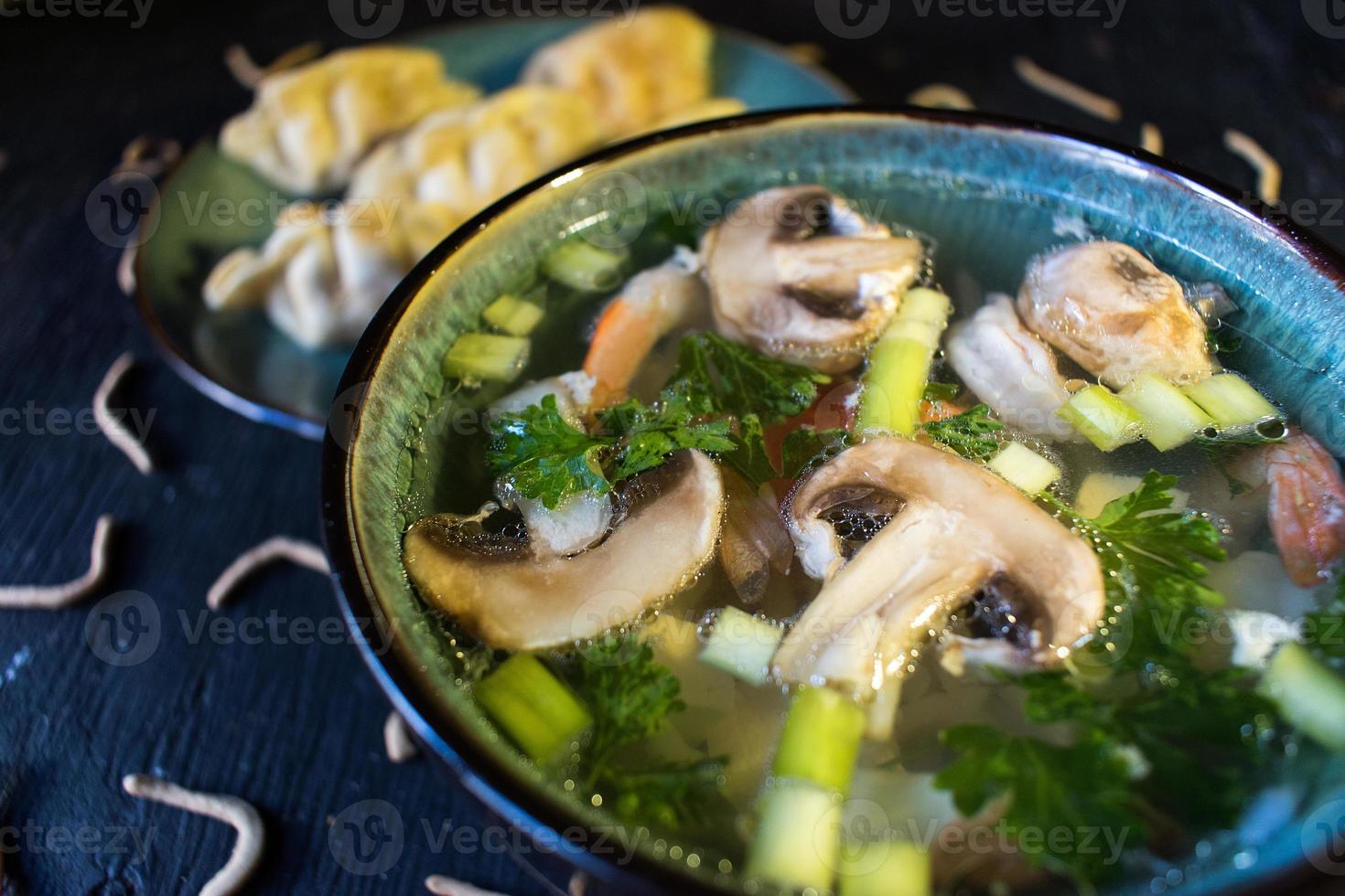 soupe de bouillon claire et saine avec champignons et broclie photo