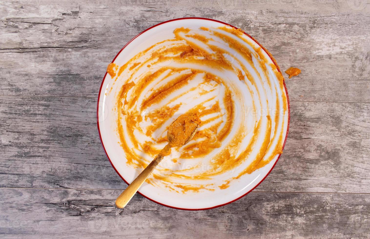 mise à plat d'un bol vide de restes de pâte à la citrouille photo