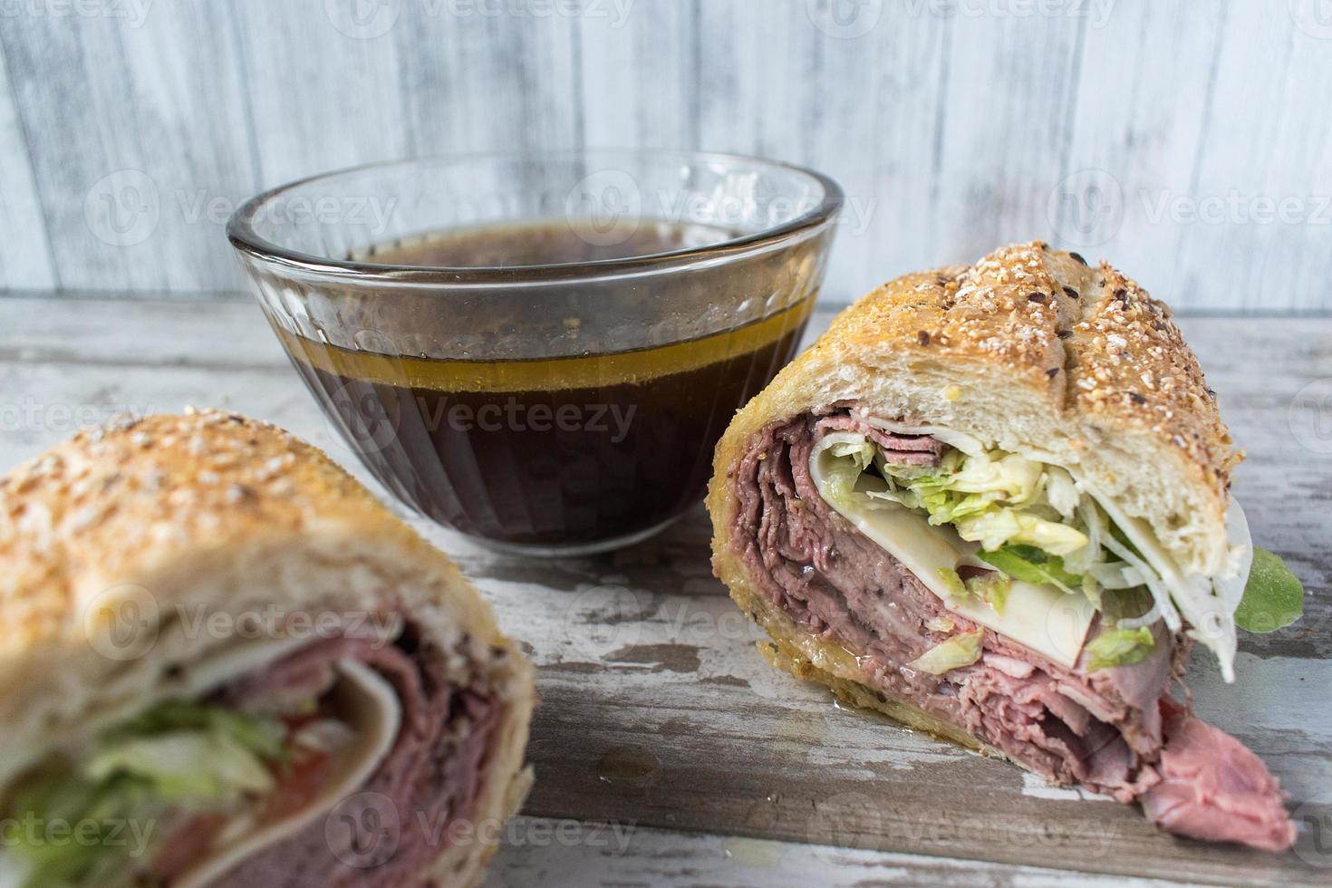 sandwich au rosbif avec trempette à l'oignon français bouillon de boeuf photo