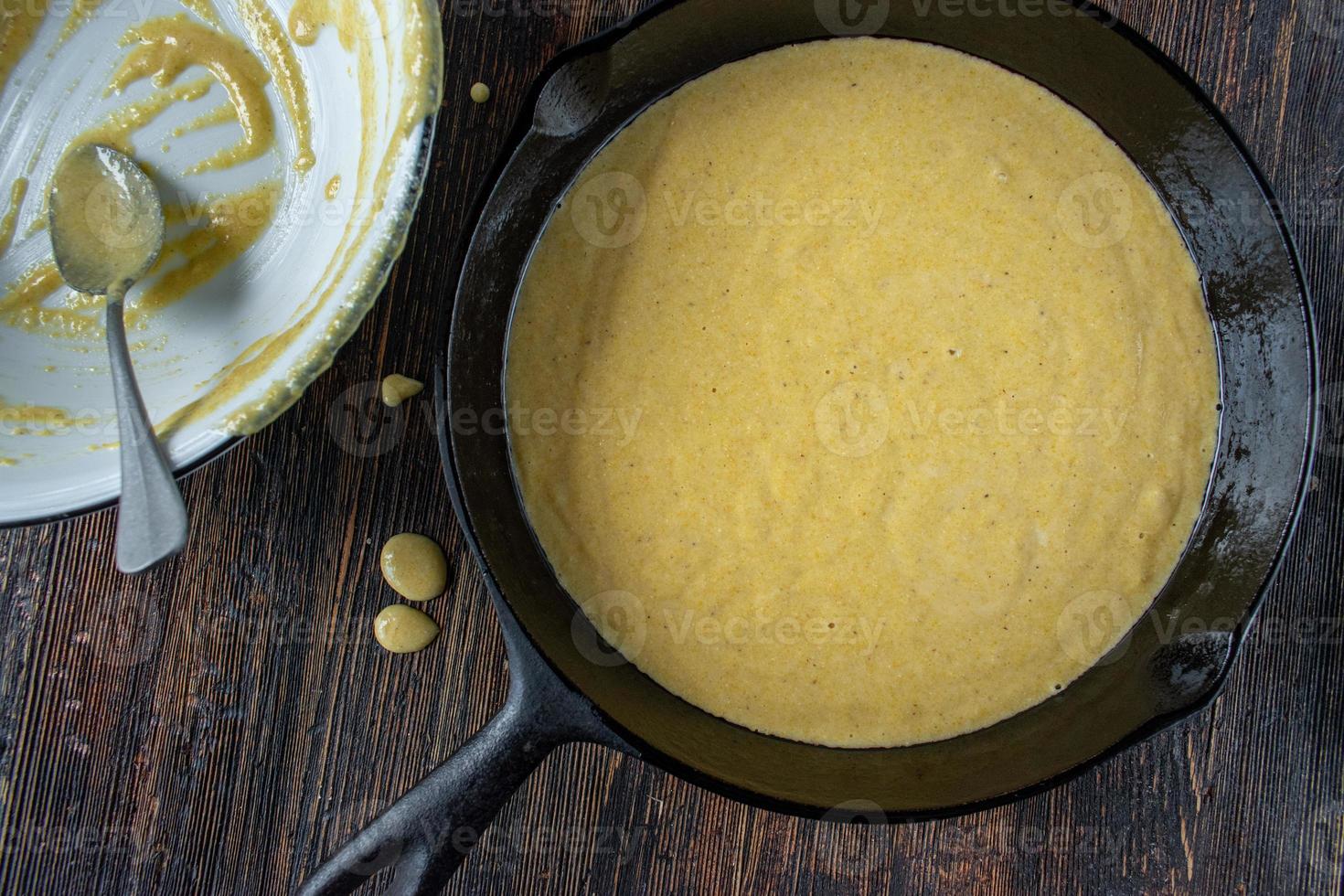 pâte de pain de maïs maison dans une poêle en fonte à plat photo