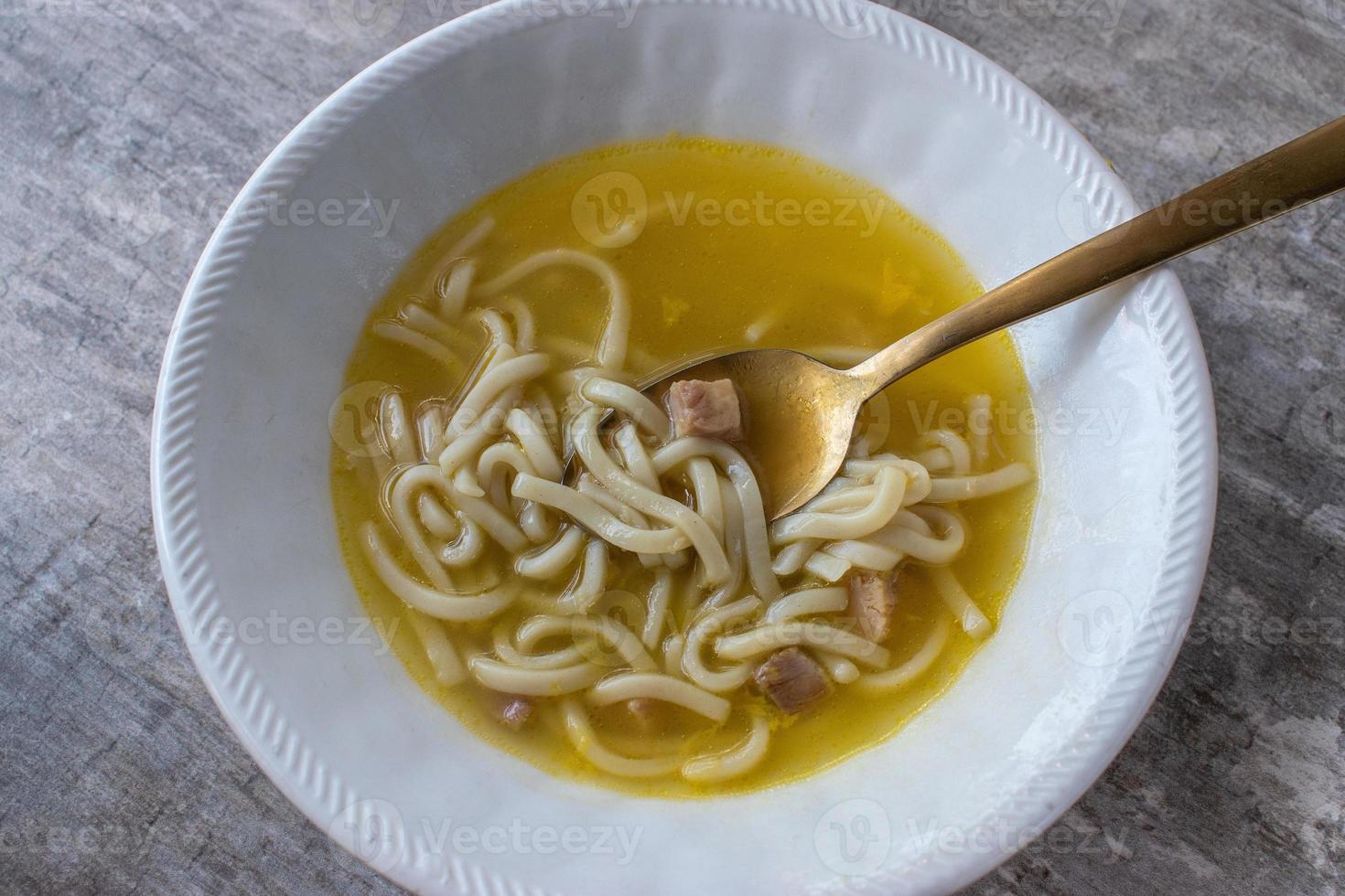 bol de nourriture réconfortante de soupe au poulet et aux nouilles à partir d'une vue de dessus de boîte photo