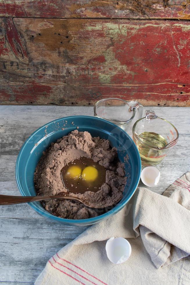 ingrédients pour faire des brownies à partir de rien dans une cuisine rustique photo