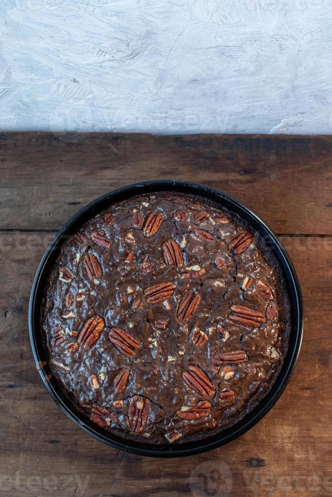 plat cuit au four de pan rond de brownies au chocolat aux pacanes photo