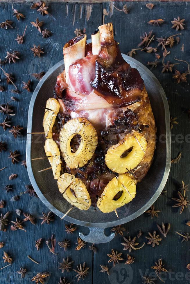 jambon cuit de thanksgiving avec des tranches d'ananas et des épices photo