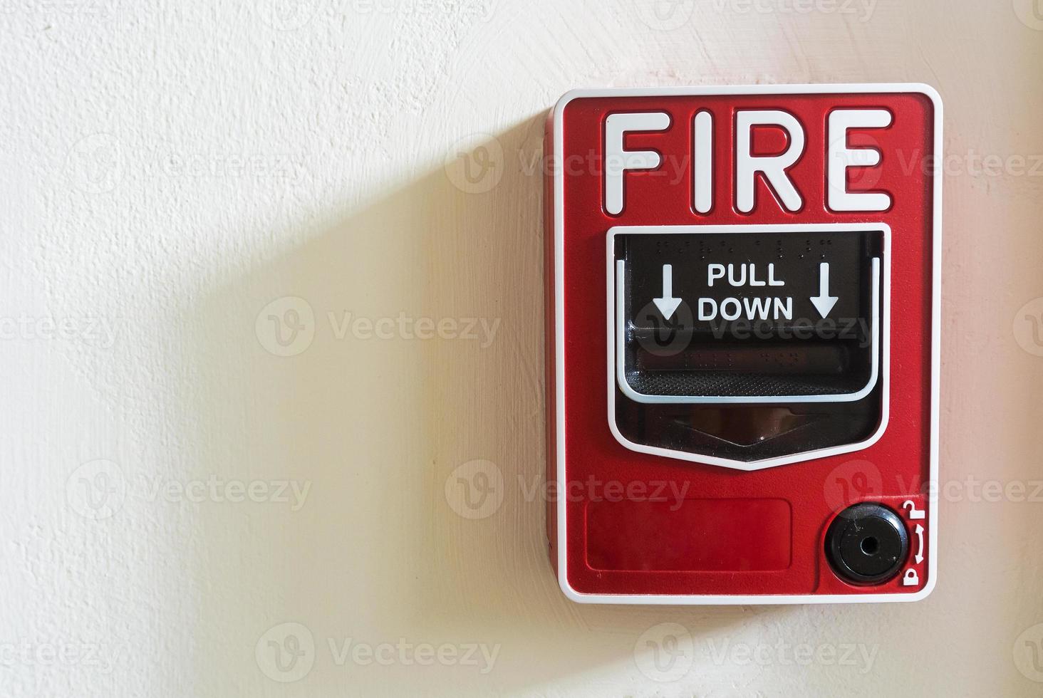 alarme incendie sur fond blanc photo