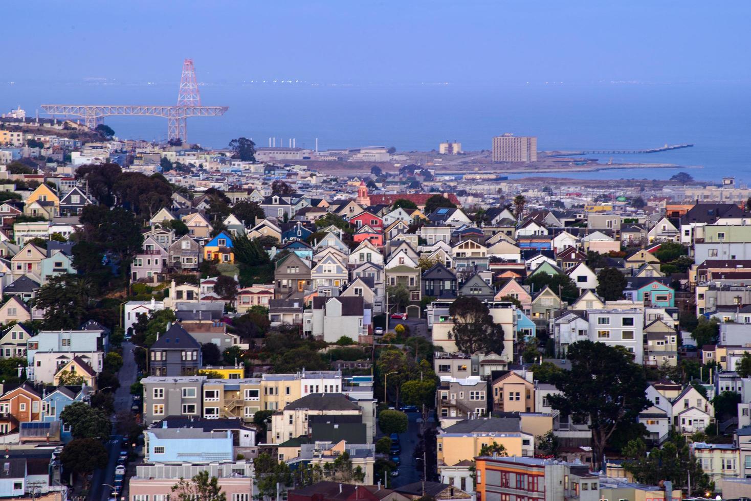 vue sur la colline du quartier de l'heure d'or des maisons de san francisco, toits pointus - colorés et pittoresques avec quelques maisons victoriennes - une vue typique de san francisco. photo