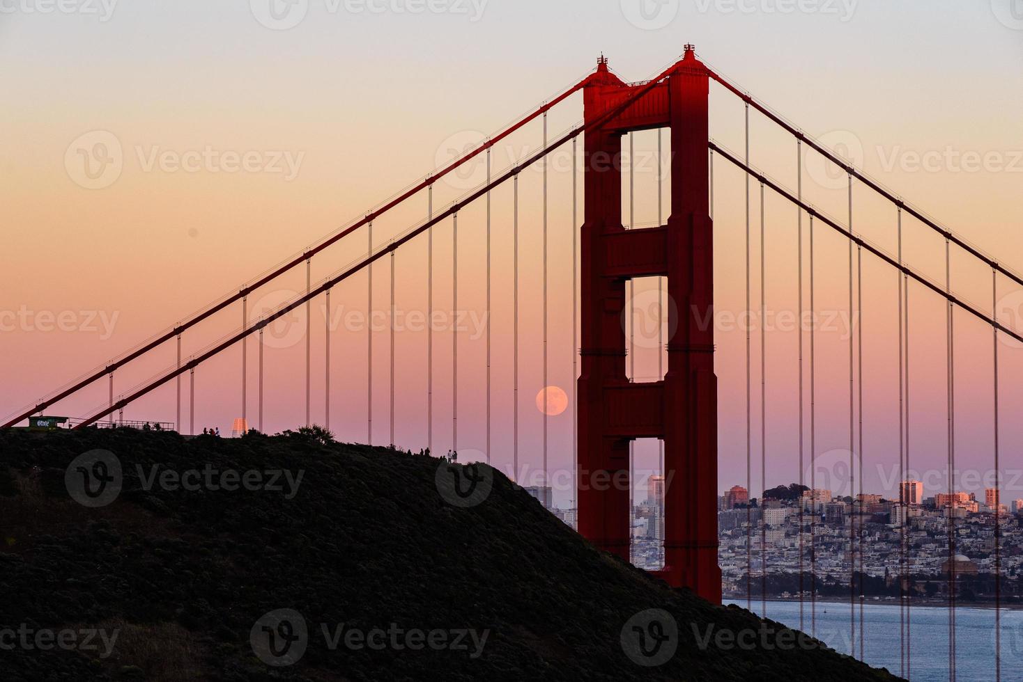 majestueux pont du golden gate de san francisco avec le lever de la pleine lune de juin 2022 et la tour nord vue depuis les promontoires marins en californie photo