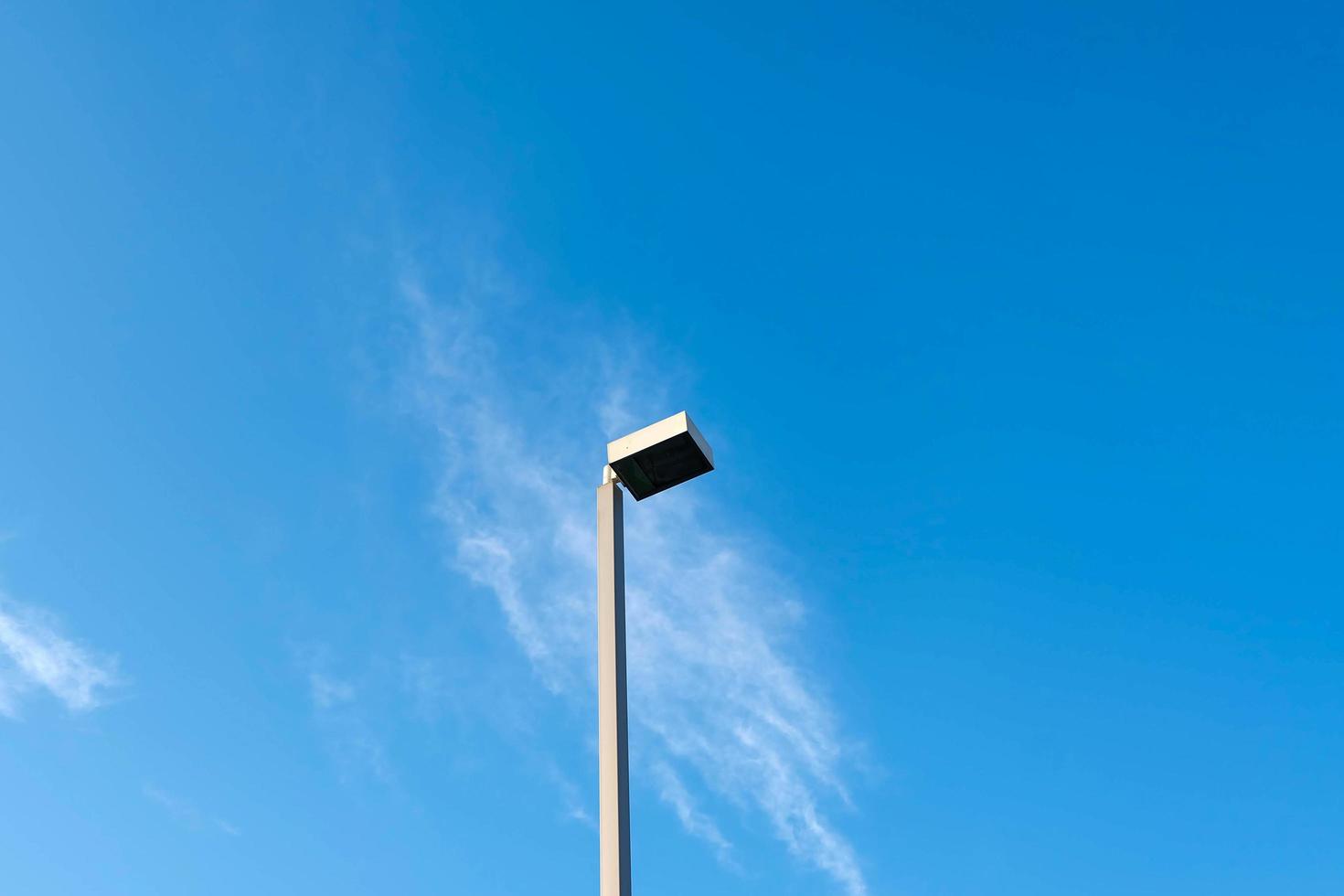 lampadaire ou réverbère avec ciel bleu et fond nuageux, concept autonome ou solitaire photo