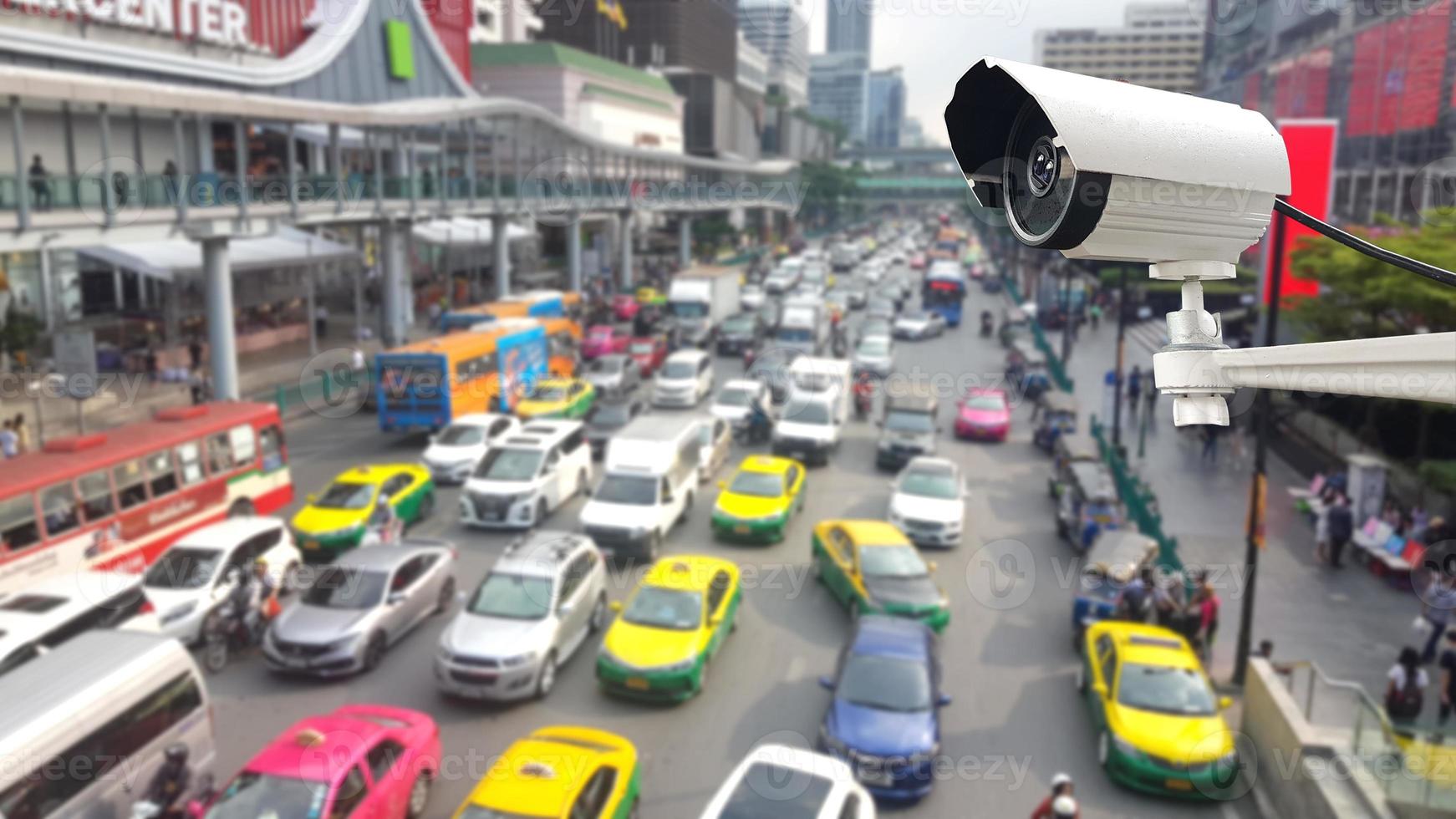 caméras de vidéosurveillance pour surveiller la circulation automobile photo