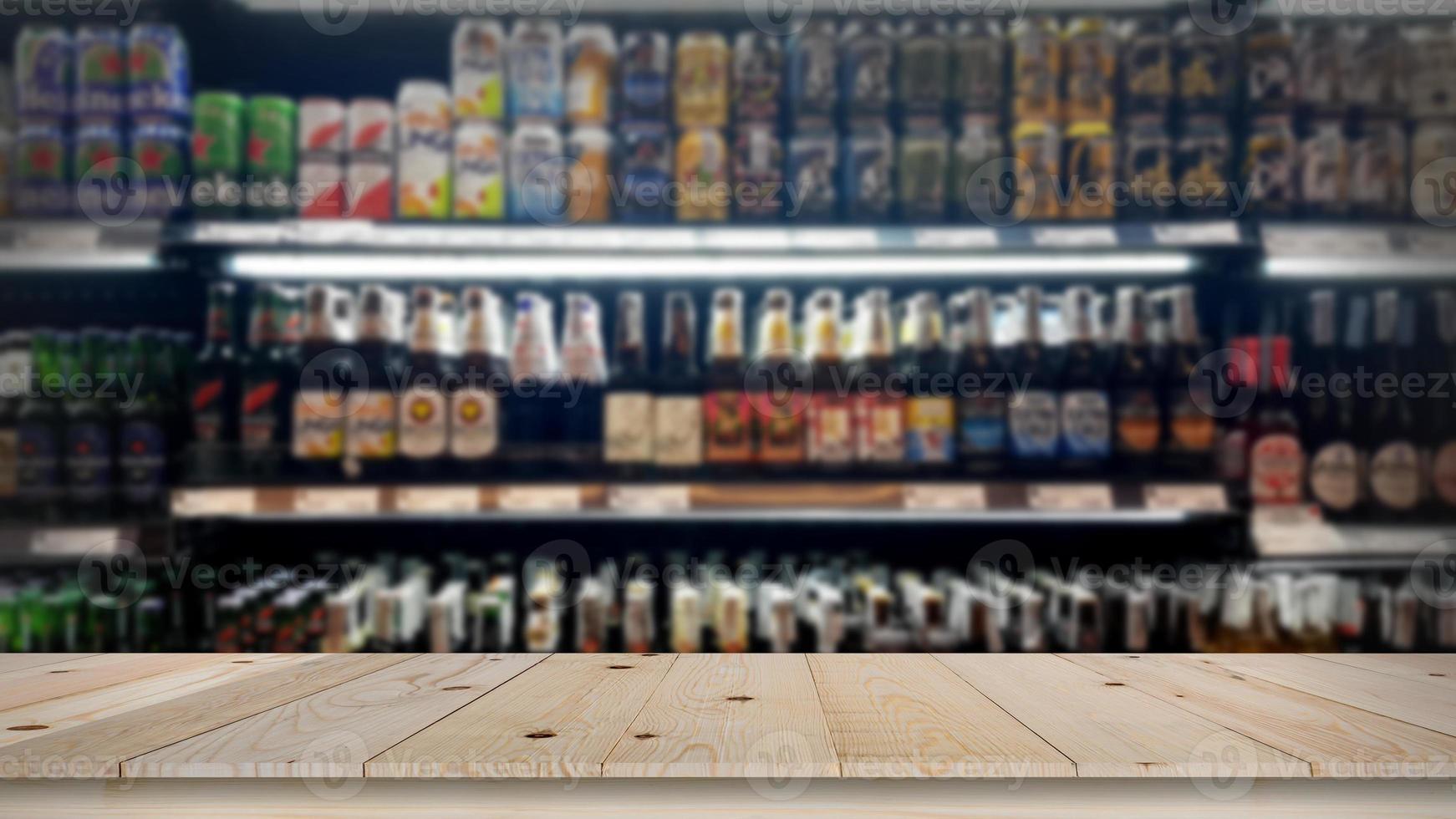 bouteilles de vin abstraites floues sur les étagères de l'alcool alcoolique en arrière-plan du supermarché photo