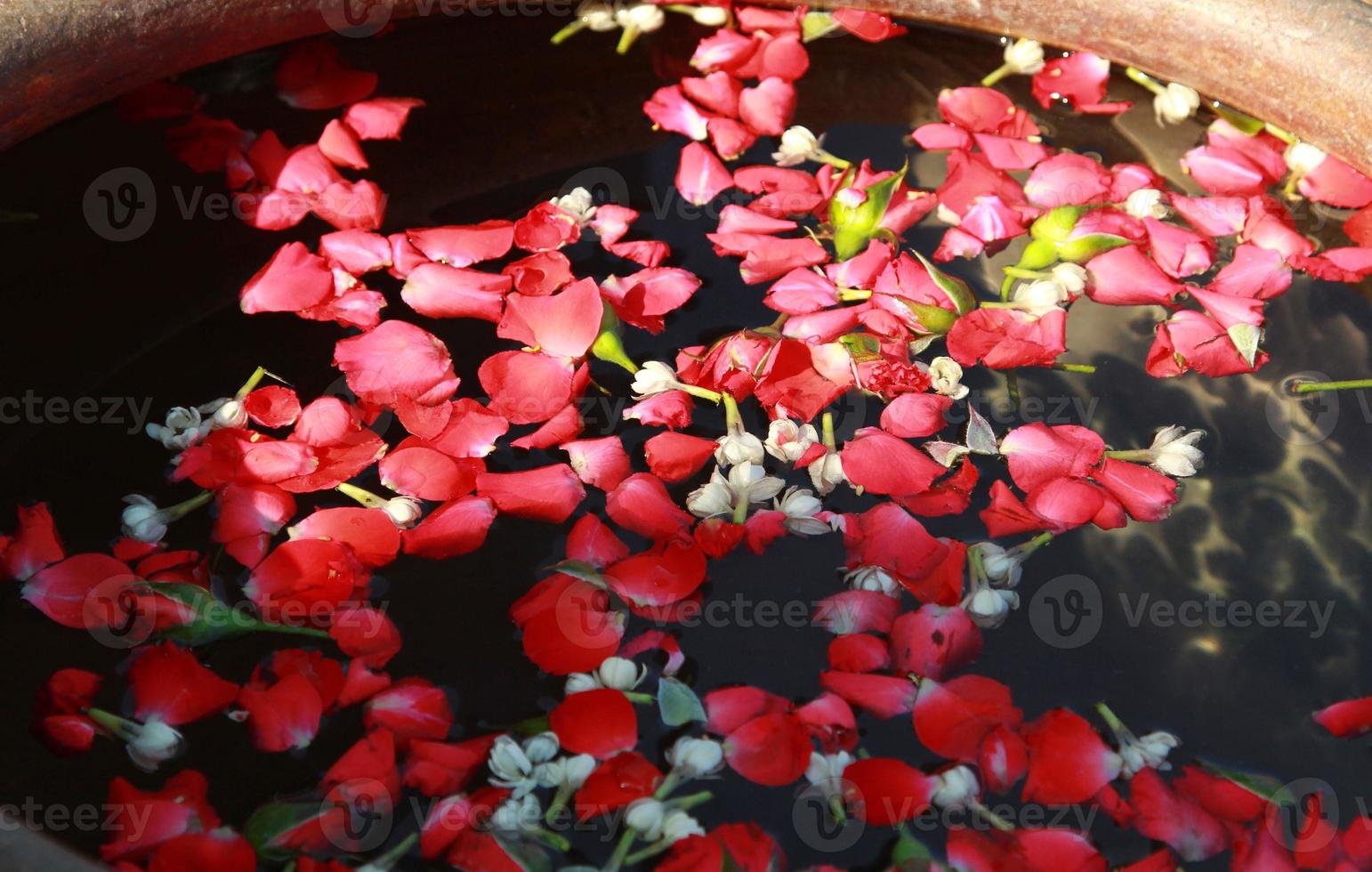 le jasmin et la rose flottant dans l'eau, beaux à utiliser dans les rituels religieux, sont la croyance et la foi des thaïlandais. photo
