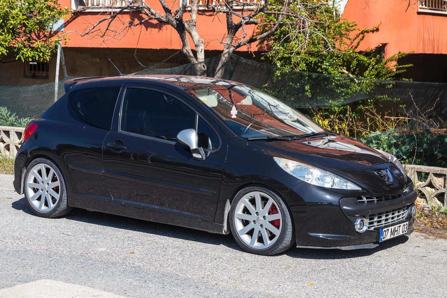 côté dinde 01 mars 2022 peugeot 207 noire est garée dans la rue par une chaude journée photo