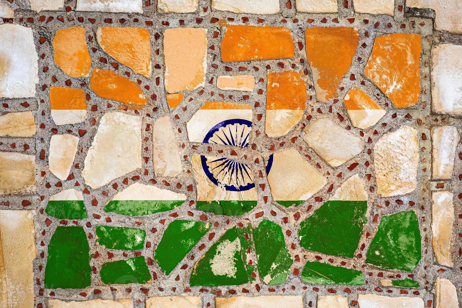 drapeau national de l'inde sur fond de mur de pierre. bannière de drapeau sur fond de texture de pierre. photo