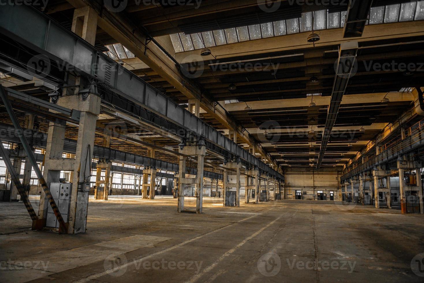 grand hall industriel d'une station de réparation photo