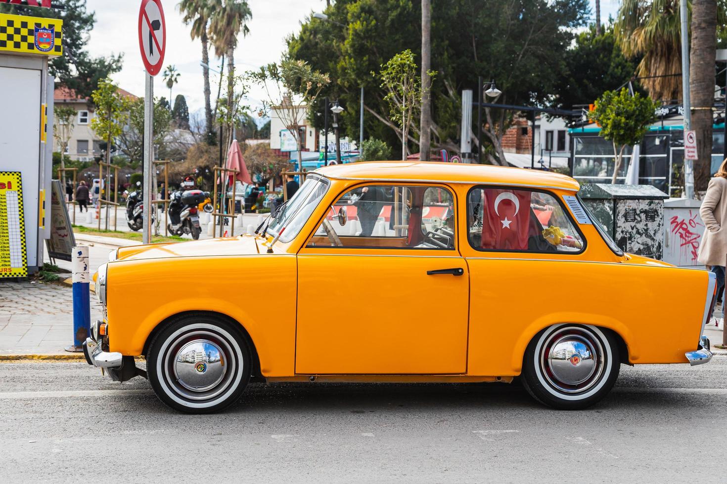 antalya turquie 20 février 2022 voiture jaune vintage trabant 601s sur le fond d'une rue de la ville, vue de face. photo