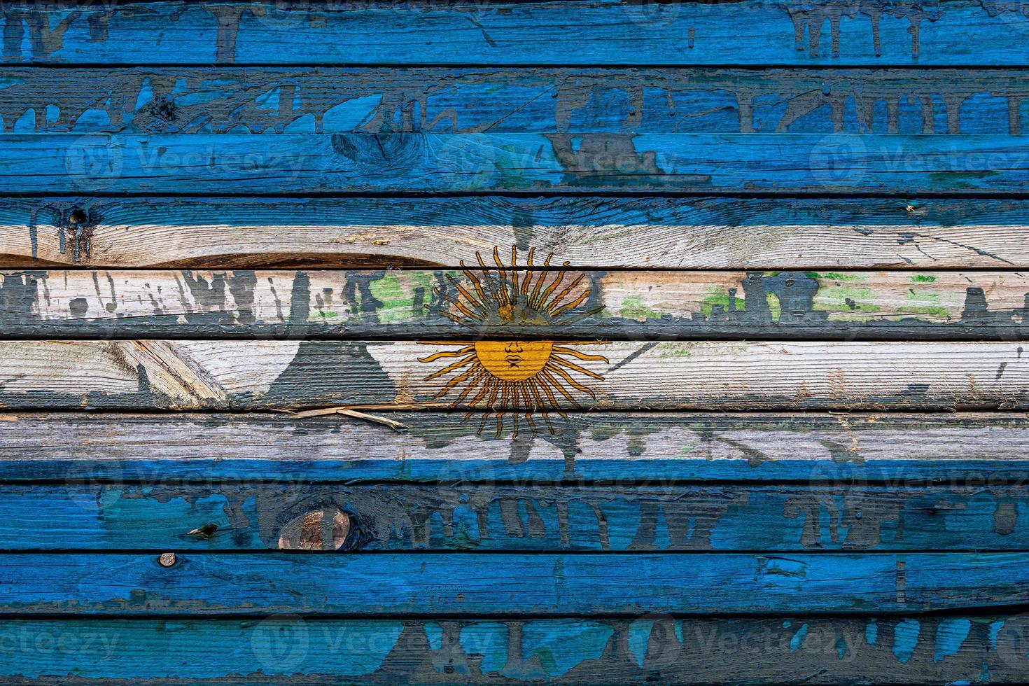 le drapeau national argentin est peint sur des planches inégales. symbole du pays. photo