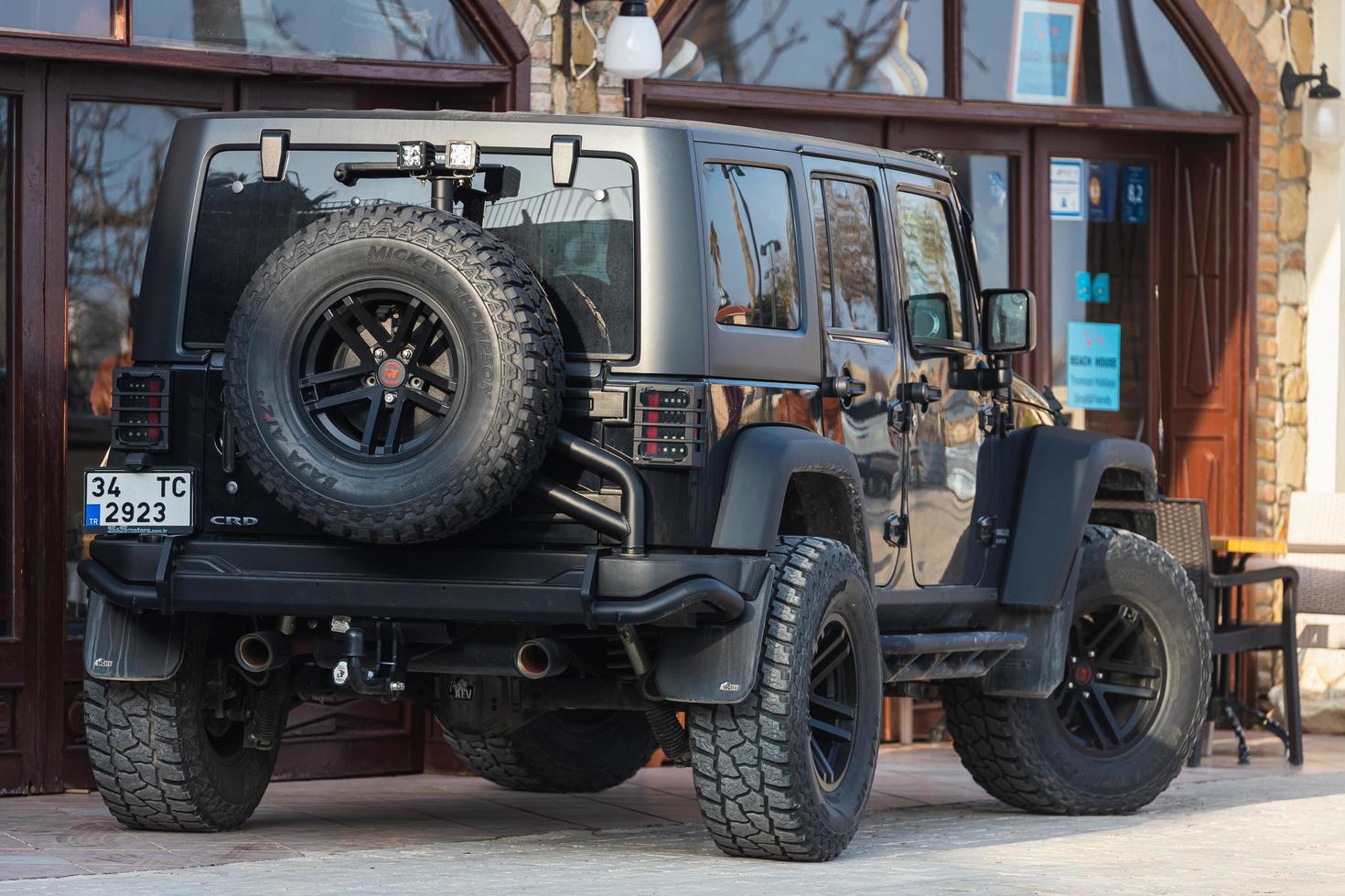 côté dinde le 18 février 2022 jeep wrangler noir est garé dans la rue par une chaude journée photo