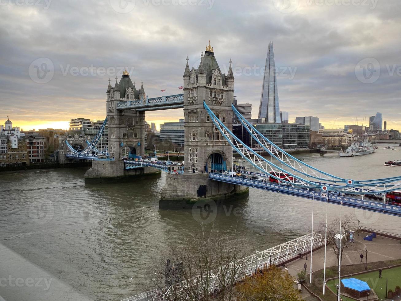 une vue sur le tower bridge à londres le soir photo