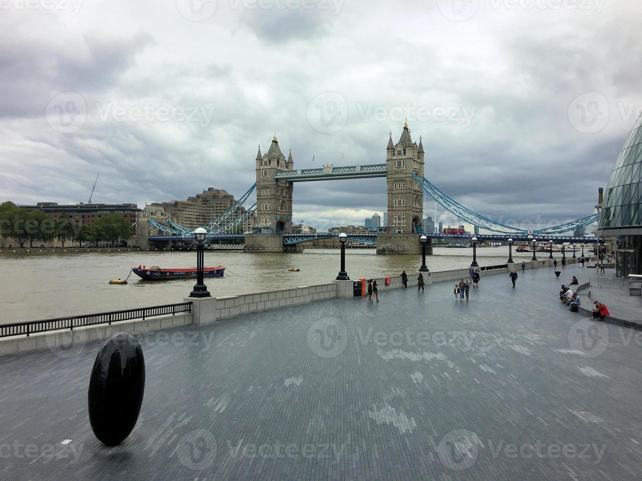 une vue sur le tower bridge à londres photo