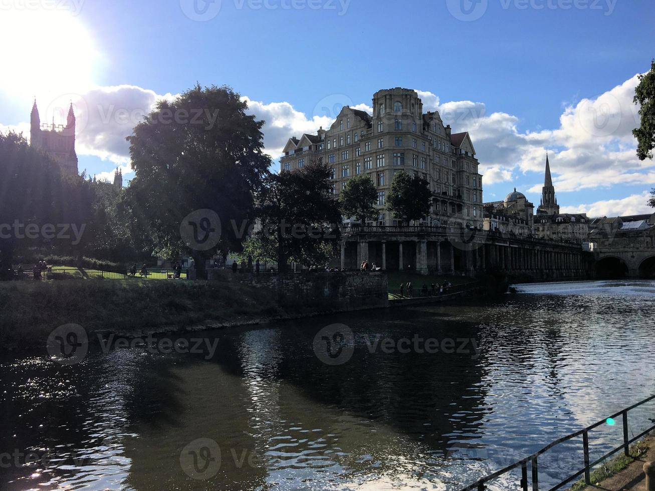 une vue sur la ville de Bath sous le soleil de l'après-midi photo