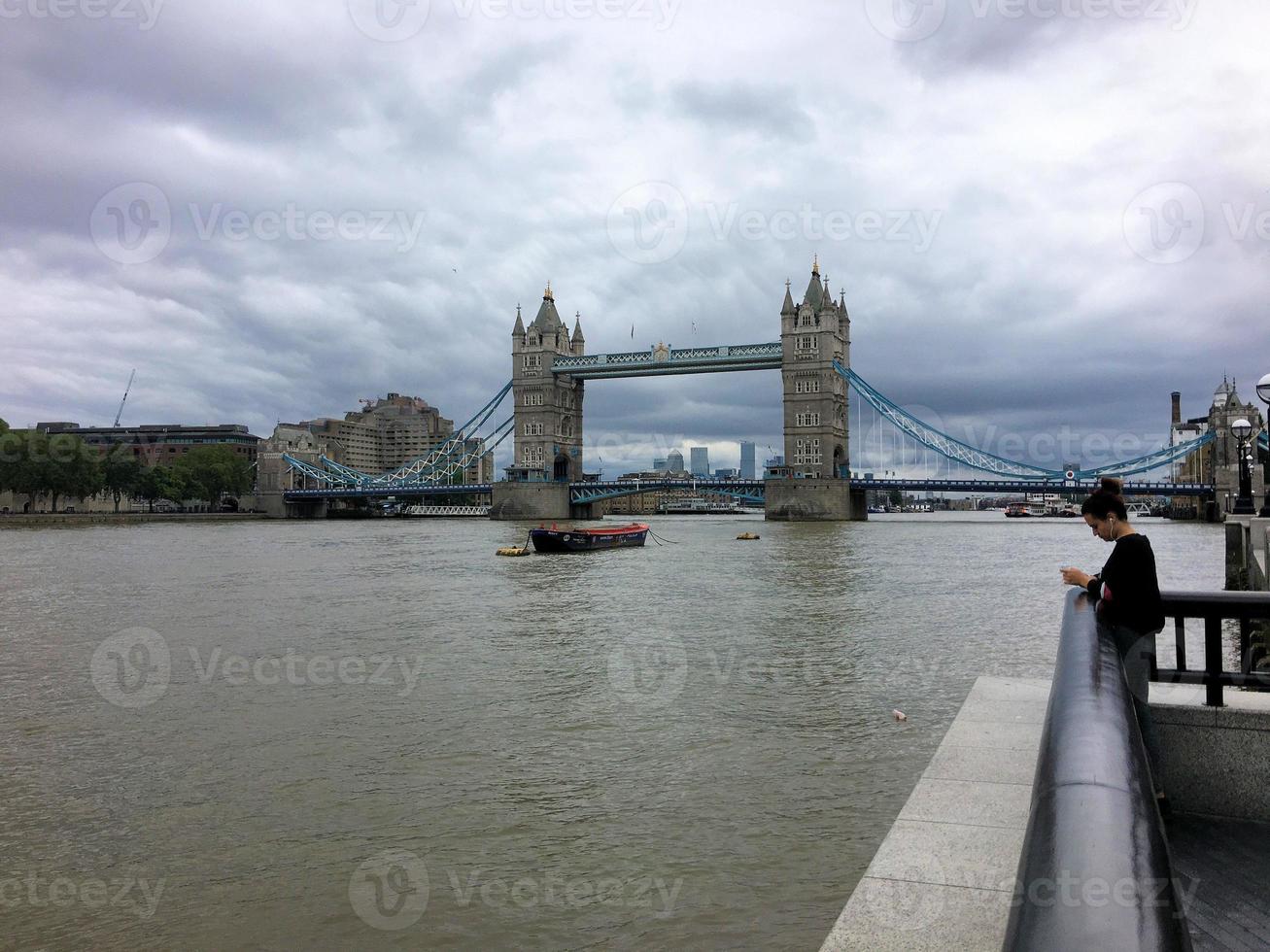 une vue sur le tower bridge à londres photo